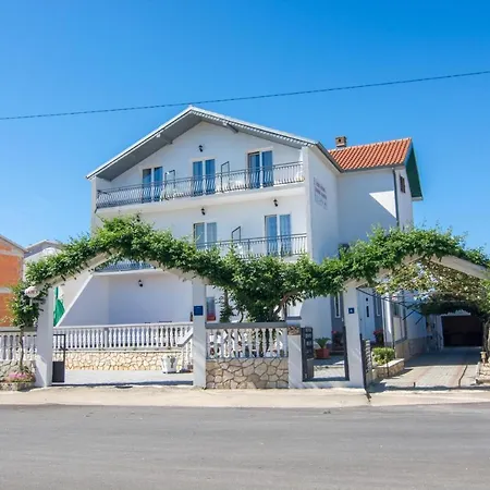With A Parking Space Biograd Na Moru, Biograd - 16801 Guest house 4*